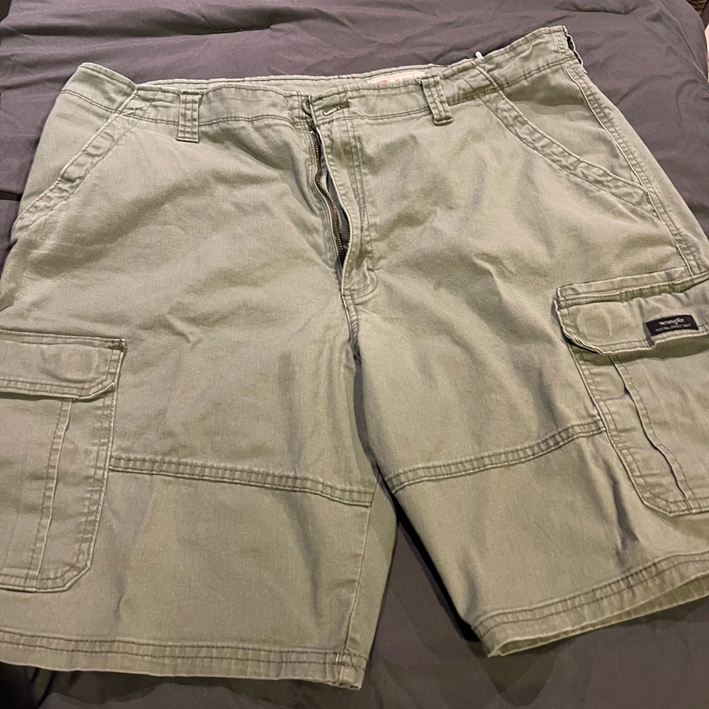 Men’s Wrangler cargo shorts size 40